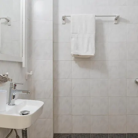 A Tinian 1 3* Tínos