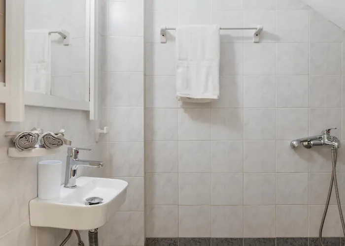 A Tinian 1 3* Tínos